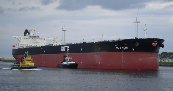 Siêu tàu chở dầu bị tấn công, bốc cháy ngoài khơi Dubai