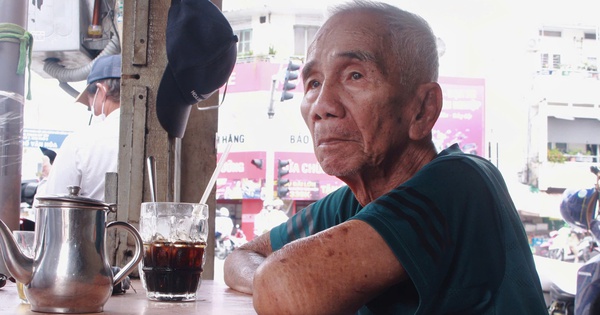 Phin chậm rãi hay máy hối hả: Hai nhịp cà phê giữa lòng phố thị