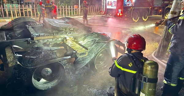 TPHCM: Xe đầu kéo đang đỗ trên đường Lê Hồng Phong thì bất ngờ bốc cháy