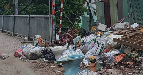 Đầu cầu thành bãi rác