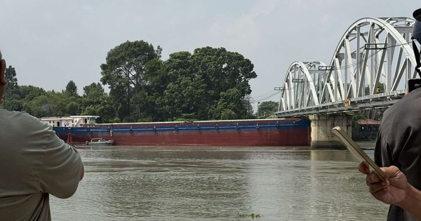 Sà lan va cầu Ghềnh, nhiều người đi xe máy ngã nháo nhào, hiện trường đang được xử lý