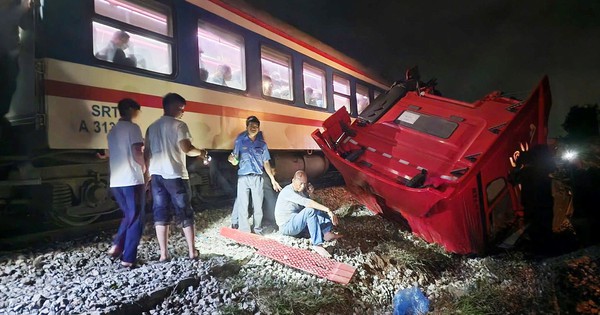 CLIP: Xe tải vượt rào chắn bị tàu hỏa tông gãy đôi