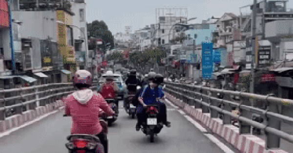 Truy tìm 2 học sinh chạy xe máy với "tư thế lạ" trên cầu vượt ngã sáu Gò Vấp