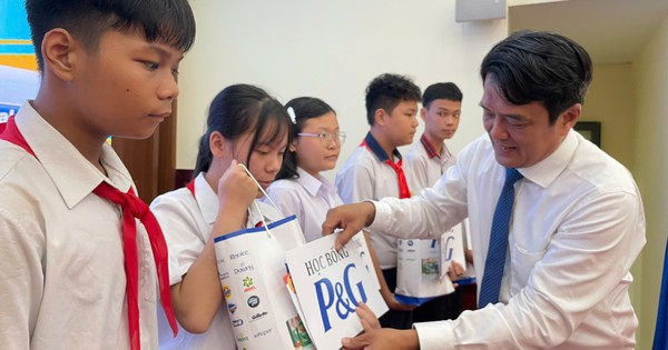 Trao học bổng Nguyễn Đức Cảnh cho học sinh có hoàn cảnh khó khăn