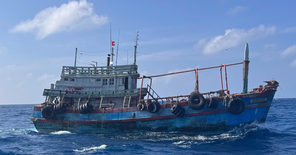 Cảnh sát biển bắt giữ tàu vận chuyển dầu D.O trái phép