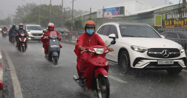 Mưa trái mùa bất ngờ trút xuống TP HCM, trời tối sầm giữa chiều