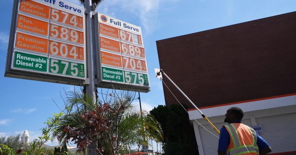 Giá xăng, dầu thế giới đồng loạt tăng vọt