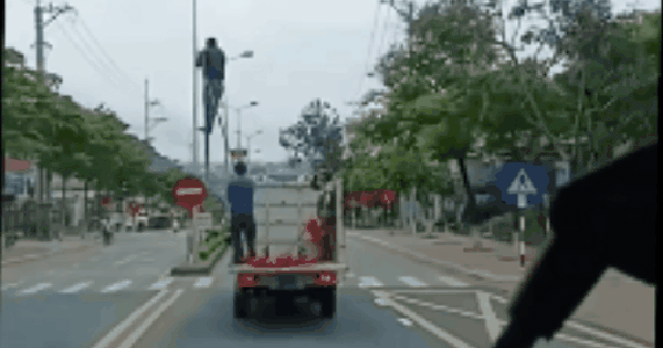 CLIP: Xử lý tài xế xe biển xanh chở người "làm xiếc" trên quốc lộ