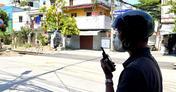 CSGT TPHCM mật phục ghi hình xe máy băng qua đường sắt, người vi phạm "hết chối"