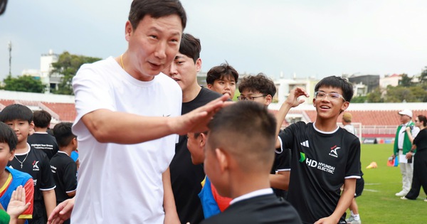 HLV Kim Sang-sik giao lưu, rèn luyện cho hơn trăm cầu thủ nhí TP HCM