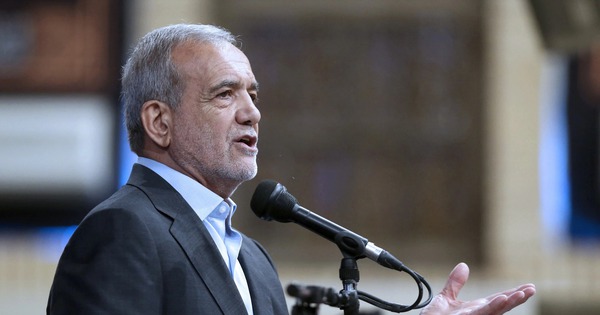 Iran gây bất ngờ với láng giềng, Mỹ điều tàu sân bay thứ ba tham chiến?