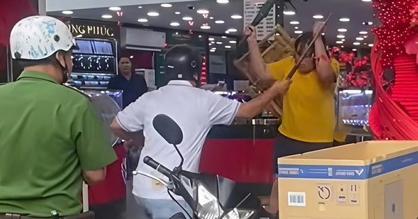 Người phụ nữ cầm dao "quậy tưng" tiệm vàng ở Mỹ Tho