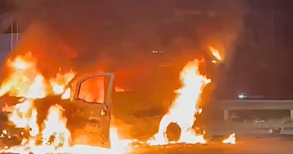 Ô tô bốc cháy ngùn ngụt ở TPHCM