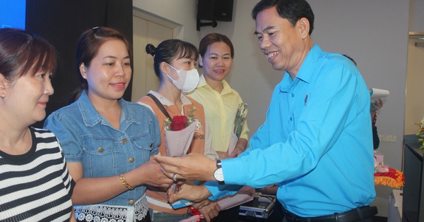 Những phần quà đặc biệt cho người lao động nhân dịp 8-3