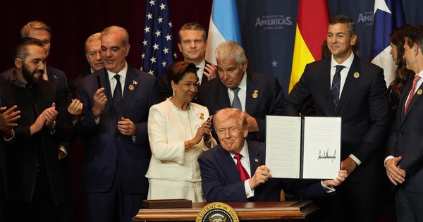 Ông Donald Trump tuyên chiến sắc lạnh