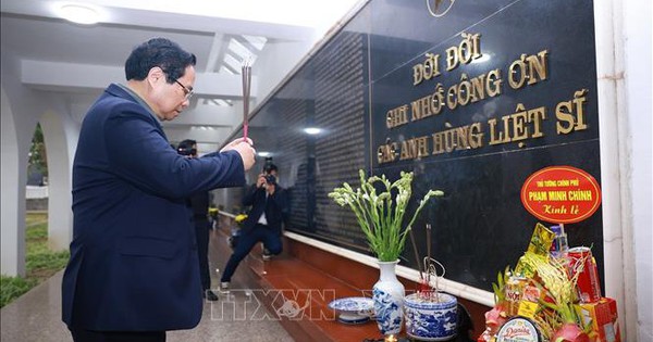 Thủ tướng dâng hương tưởng niệm Chủ tịch Hồ Chí Minh, các anh hùng, liệt sĩ tại Điện Biên