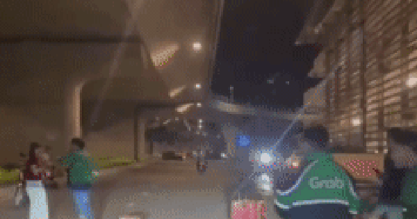 Người mặc áo xe ôm công nghệ có dấu hiệu gây rối trước nhà ga T3 - sân bay Tân Sơn Nhất