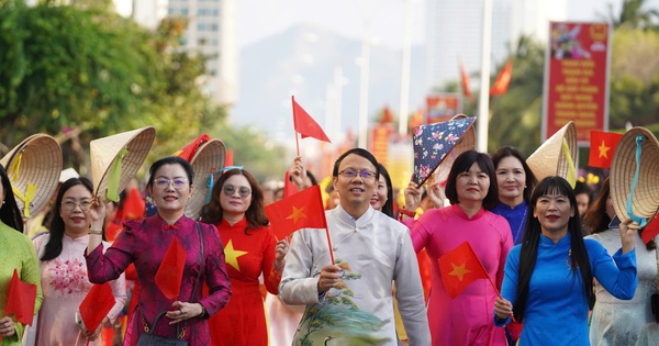 Hơn 3.000 phụ nữ Khánh Hòa diễu hành áo dài trên đường biển Nha Trang