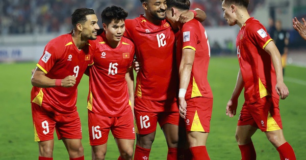 Tuyển Việt Nam thăng hạng 98 thế giới