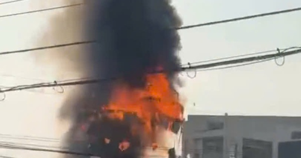 Cháy lớn tại vòng xoay ở Đồng Tháp khiến người dân hoảng sợ