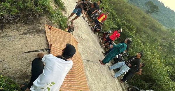 Xe máy lao xuống vực, vợ tử vong, chồng trọng thương