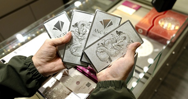 Giá bạc hôm nay 10-4: Đi lên cùng giá vàng, xấp xỉ 3 triệu đồng/lượng