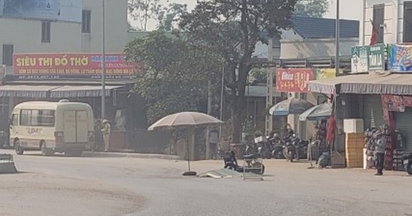 Xe máy điện va chạm xe ô tô phục vụ tang lễ, 1 người tử vong