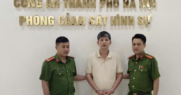 Người đàn ông bị khởi tố vì đỗ ô tô chắn barrier lối vào tầng hầm chung cư