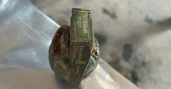 Học sinh lớp 8 mang lựu đạn nhặt được còn nguyên kíp nổ giao nộp CSGT