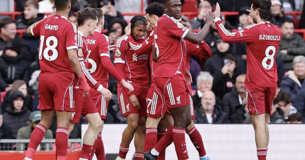 Sao 17 tuổi giúp Liverpool tìm lại mạch chiến thắng