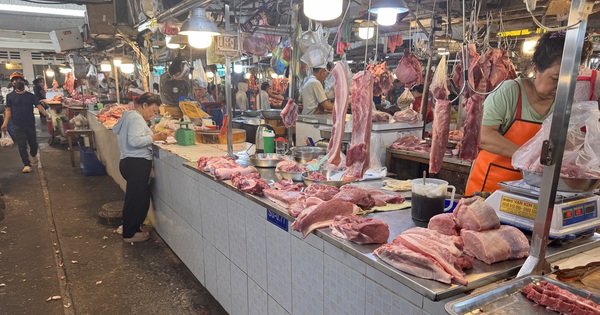 Giá heo hơi hôm nay, 11-4: Tiếp tục giảm ở chợ đầu mối