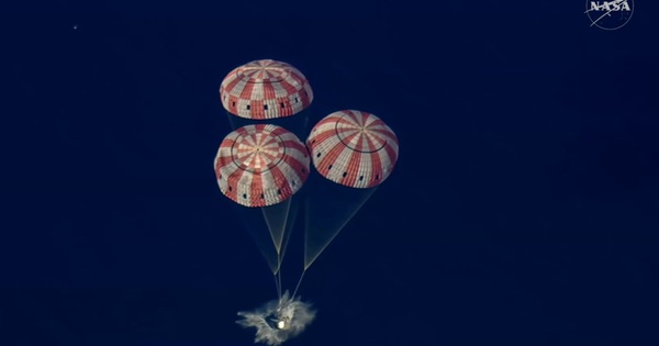 Chùm ảnh: 4 phi hành gia Artemis II hạ cánh xuống Thái Bình Dương