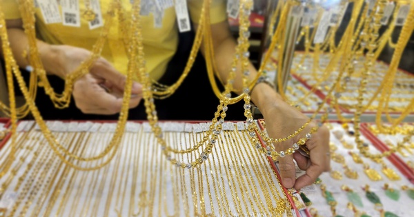 Giá vàng hôm nay 12-4: Vàng miếng SJC giảm, ngược dòng giá thế giới