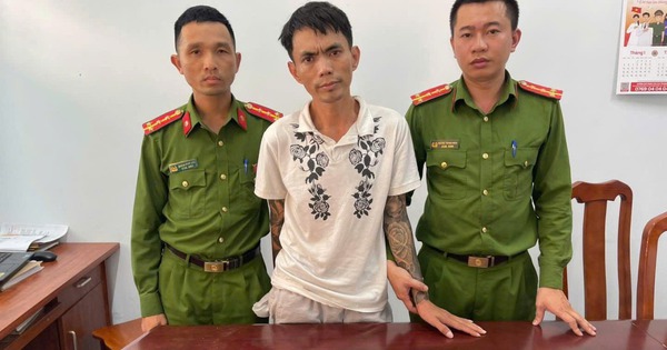 Bị bắt giữa phố, gã đàn ông lộ số ma túy cất giấu trong người