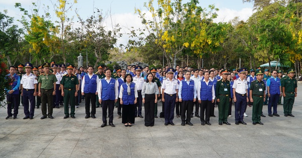 Đoàn đại biểu TPHCM và Bộ Tư lệnh Vùng Cảnh sát biển 3 dâng hương liệt sĩ tại Côn Đảo