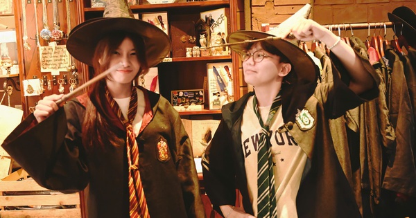 VIDEO: Quán cà phê "phù thủy" giữa lòng phố cổ Hà Nội làm mê mẩn giới trẻ và khách tây