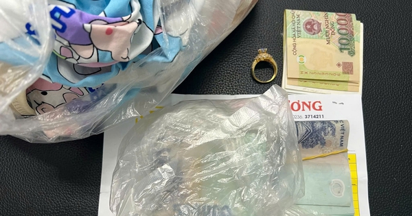 Nhẫn vàng cùng hàng chục triệu đồng bị bỏ quên trên bãi biển Đà Nẵng