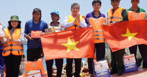Trao cờ Tổ quốc, tặng quà cho quân, dân đặc khu Côn Đảo