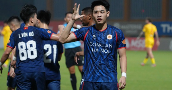 Tuyển thủ U23 Việt Nam tranh nhau lập công trong trận derby ngành Công an