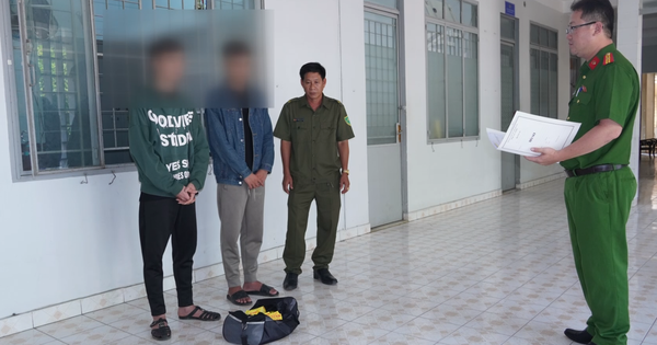 Bắt quả tang 2 thanh niên làm chuyện lén lút giữa đêm khuya