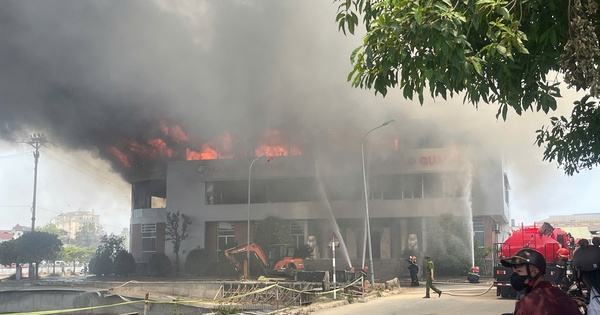 Cháy kinh hoàng ở Hà Tĩnh, thiệt hại ước tính hàng trăm tỉ đồng