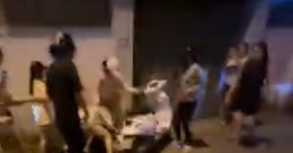 Công an vào cuộc vụ 2 nhóm phụ nữ đánh nhau, nhiều người vây quanh quay clip