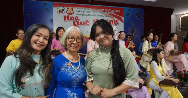 Ba thế hệ giữ sáng "Hoa quê hương" từ mái nhà "CLB Tiếng hát quê hương