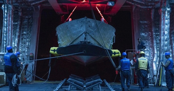 Mỹ và Iran tuyên bố trái ngược về việc tàu chiến Mỹ đi qua eo biển Hormuz