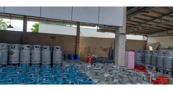 Vì sao giá xăng dầu giảm mạnh, giá gas vẫn ở mức cao?