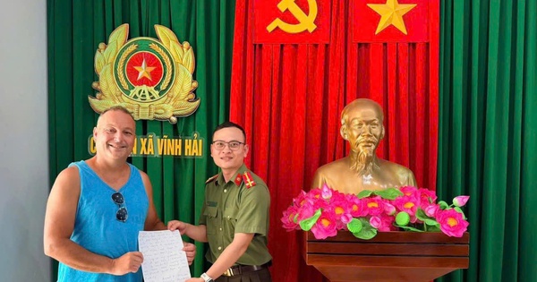 Vì một chiếc ví, du khách Canada quay lại Khánh Hòa làm điều bất ngờ