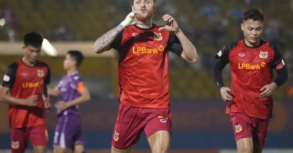 HLV Vũ Tiến Thành giúp Ninh Bình FC giành chiến thắng kịch tính ở Gò Đậu