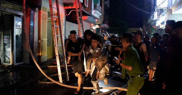 Giải cứu 5 người trong vụ cháy ngôi nhà 6 tầng lúc nửa đêm