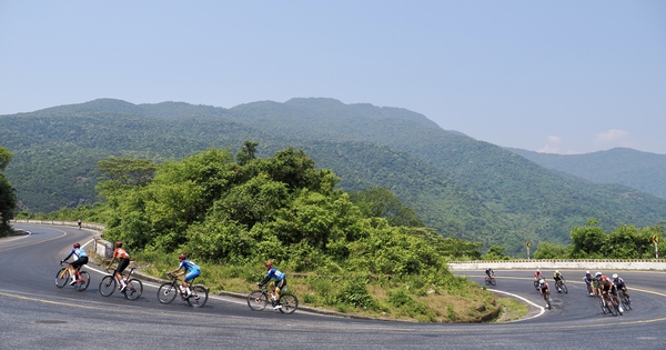 Căng thẳng trên đèo Hải Vân: Áo vàng - xanh - chấm đỏ đổi chủ sau chặng 10 Cúp truyền hình