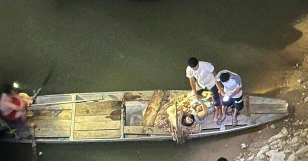 Người đàn ông lao xuống sông cứu sống người mẹ ôm con nhỏ nhảy cầu tự tử